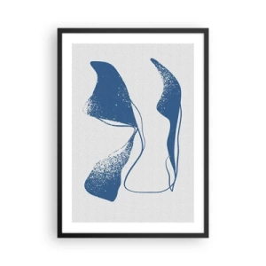Plakat i sort ramme - Abstrakte former i blå nuancer på en lys baggrund - 50x70cm - Bevinget abstraktion - Moderne vægdekoration til stue og soveværelse ARTTOR