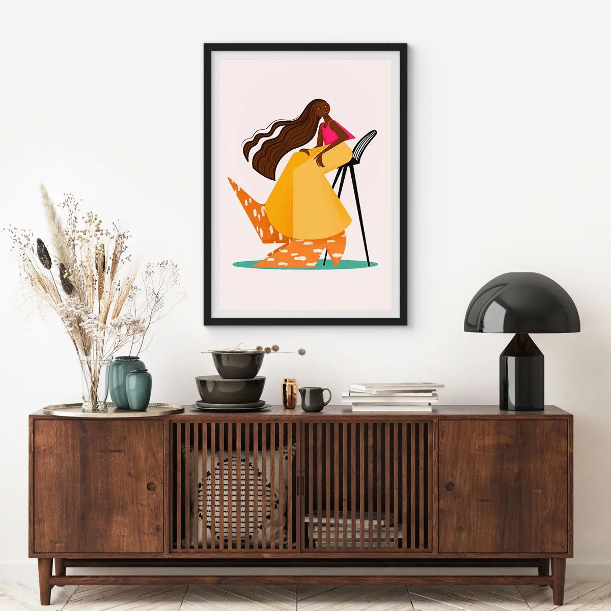 Plakat i sort ramme - En stiliseret kvindefigur i varme farver mod en abstrakt baggrund. - 50x70cm - Mode er også sjovt - Moderne vægdekoration til stue og soveværelse ARTTOR