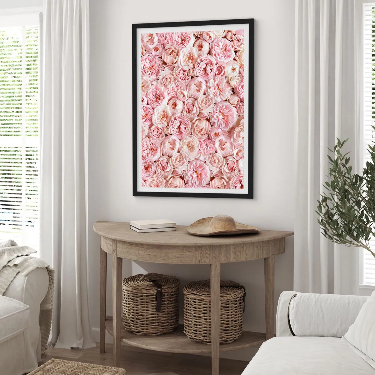 Plakat i sort ramme - Et romantisk arrangement af lyserøde blomster i nærbillede - 50x70cm - Overstrøet med roser - Moderne vægdekoration til stue og soveværelse ARTTOR