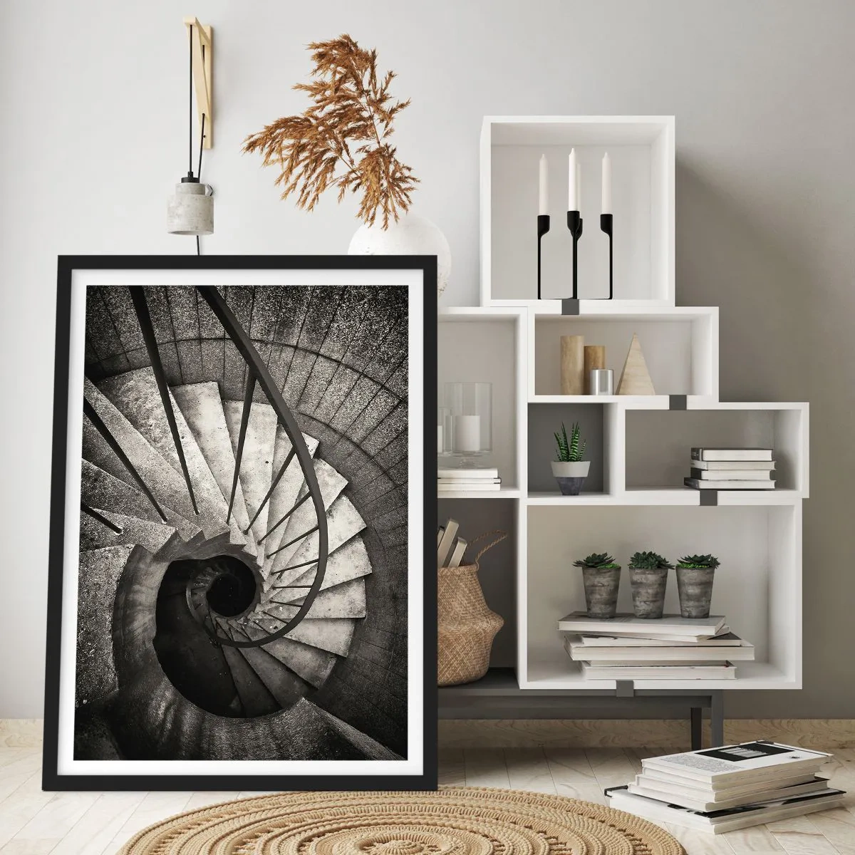 Plakat i sort ramme - Sort-hvidt fotografi af en vindeltrappe set ovenfra - 50x70cm - Op ad trapperne, ned ad trapperne - Moderne vægdekoration til stue og soveværelse ARTTOR