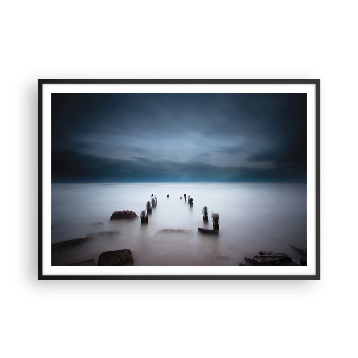 Plakat i sort ramme - En betænksom sø - 100x70 cm