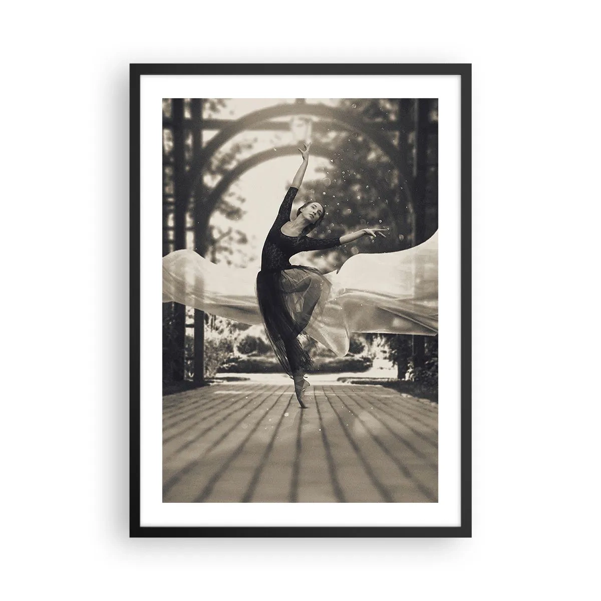 Plakat i sort ramme - En danser i æterisk bevægelse i en have - 50x70cm - Dans i haven - Moderne vægdekoration til stue og soveværelse ARTTOR
