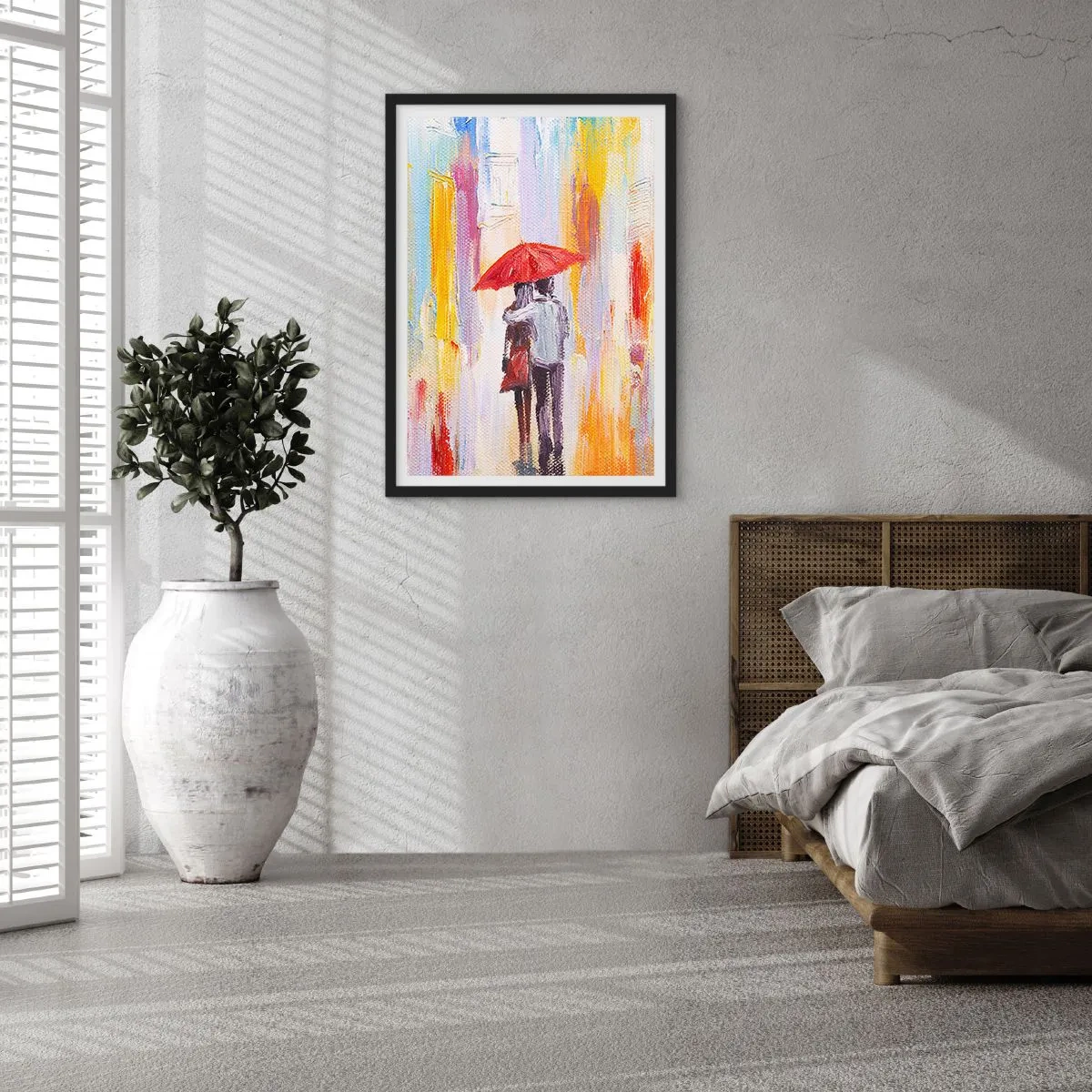 Plakat i sort ramme - En romantisk scene med et par under en rød paraply mod en bys baggrund. - 50x70cm - Lad det regne mere - Moderne vægdekoration til stue og soveværelse ARTTOR