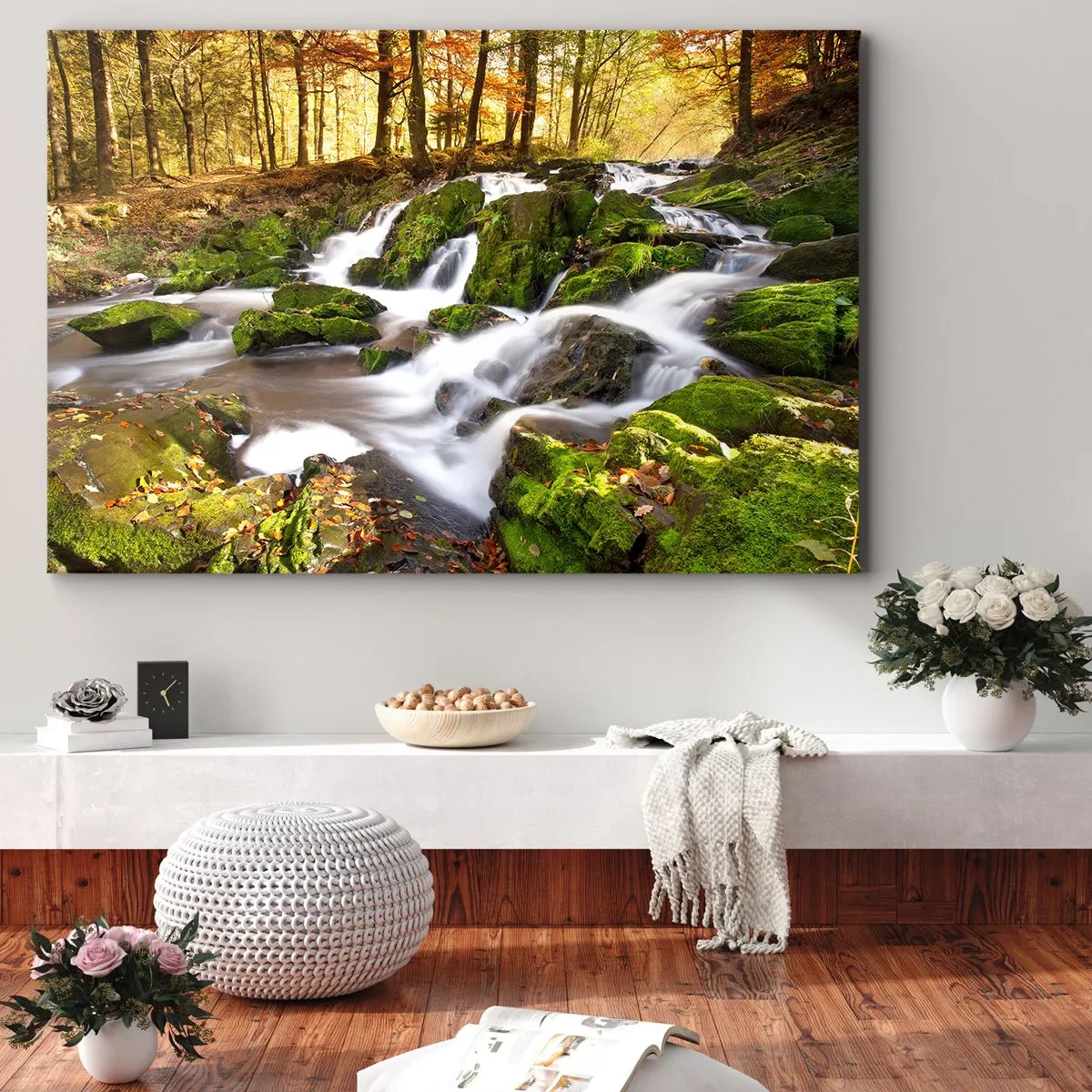 Lærredstryk - Billede på lærred - Et skovklædt landskab med et vandfald omgivet af mos - 70x50cm - Bystrøm gennem efterårsskoven - Moderne vægdekoration til stue og soveværelse ARTTOR