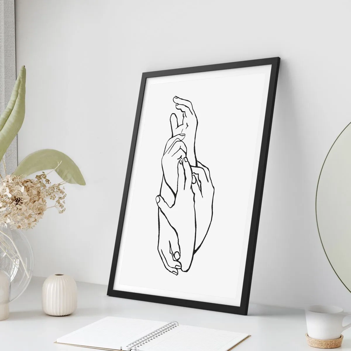 Plakat i sort ramme - En minimalistisk skitse af foldede hænder på en hvid baggrund. - 50x70cm - God berøring - Moderne vægdekoration til stue og soveværelse ARTTOR