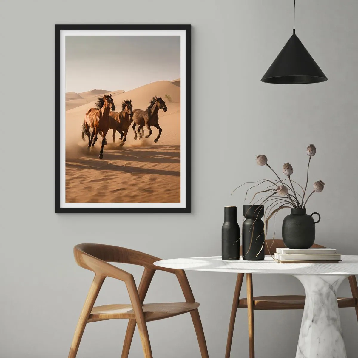 Plakat i sort ramme - Heste galoperer i ørkenen i solnedgangens varme lys - 50x70cm - Fri som vinden - Moderne vægdekoration til stue og soveværelse ARTTOR