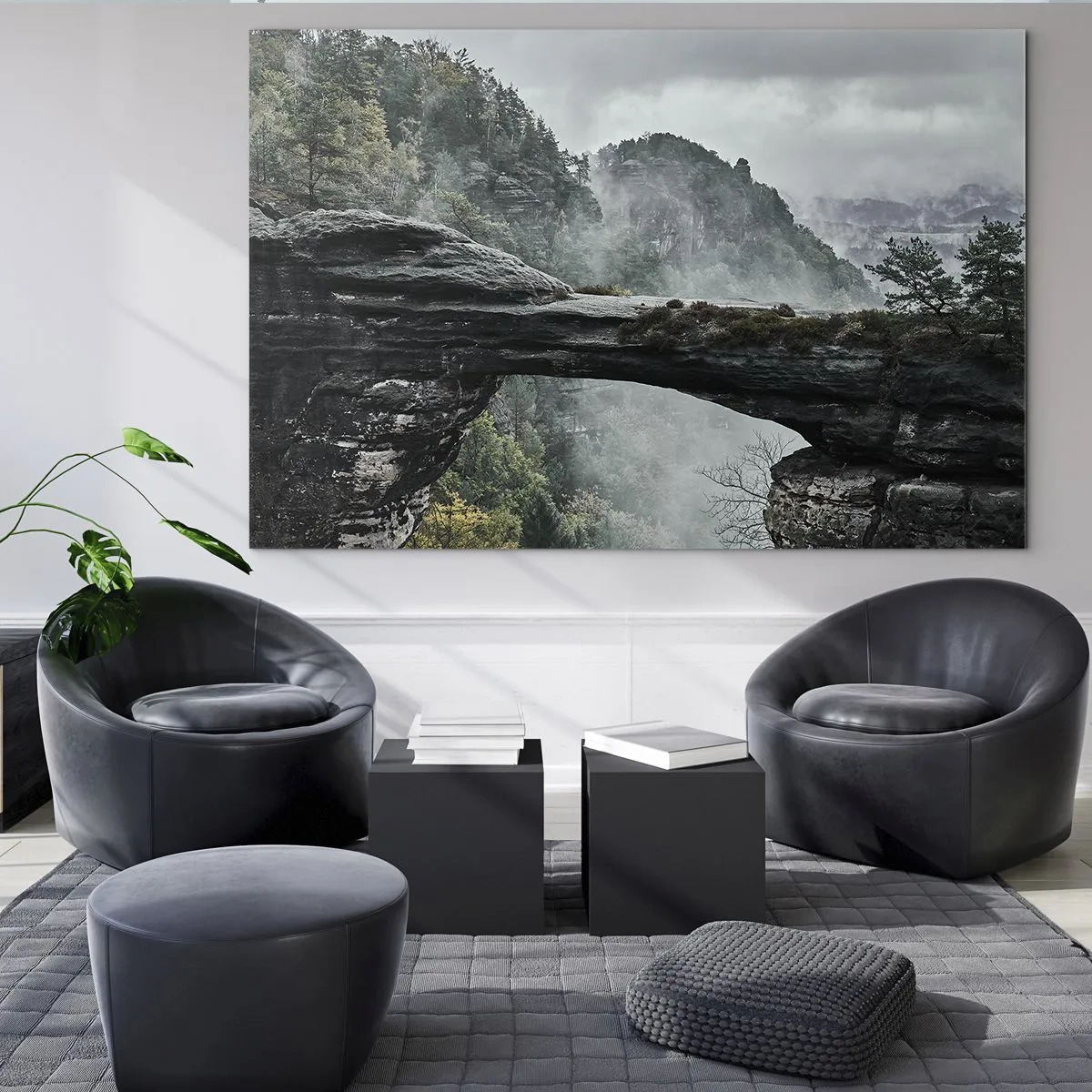 Billede på glas - En stenbro blandt tågede bjerge og et skovlandskab - 70x50cm - Eventyret er ved at begynde - Moderne vægdekoration til stue og soveværelse ARTTOR