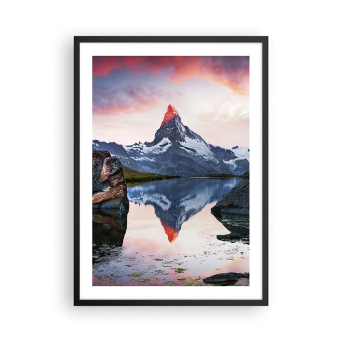Plakat i sort ramme - Et bjerg spejlet i en sø ved solnedgang - 50x70cm - Bjergenes hjerte er varmt - Moderne vægdekoration til stue og soveværelse ARTTOR