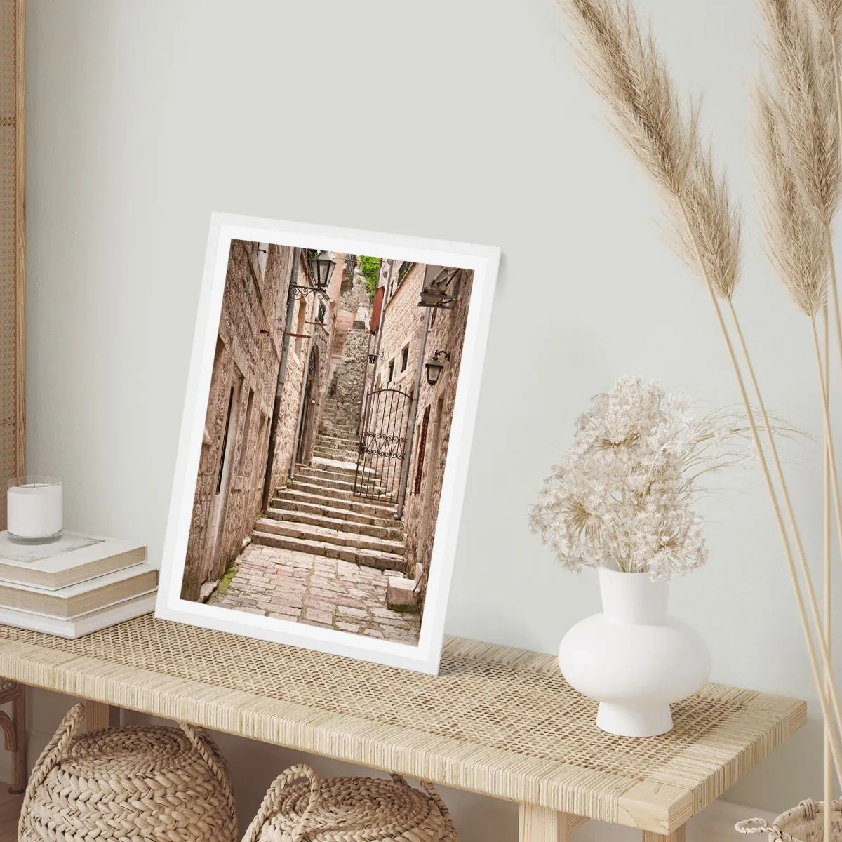 Plakat i hvid ramme - Magisk gammel gade - 70x100 cm