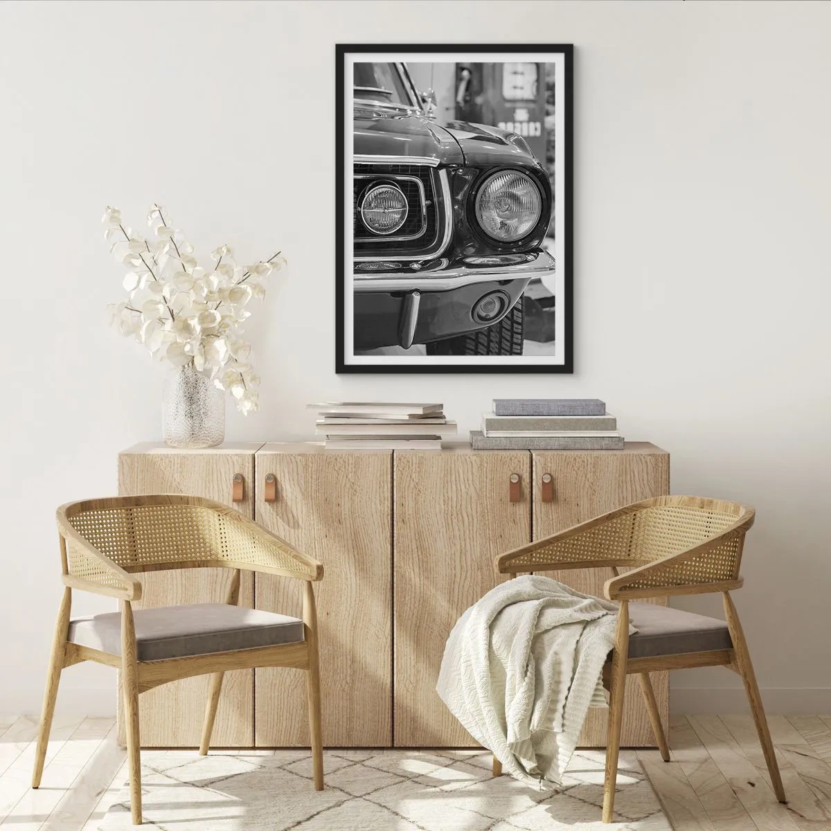 Plakat i sort ramme - Sort-hvid nærbillede af fronten af en klassisk bil - 50x70cm - Hård kørsel - Moderne vægdekoration til stue og soveværelse ARTTOR