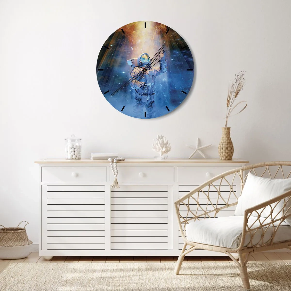 Vægur, Uret - En astronaut, der driver gennem rummet i stjerneskinnet - 30x30cm - Endelig på destinationen - Moderne vægdekoration til stue, køkken og soveværelse ARTTOR