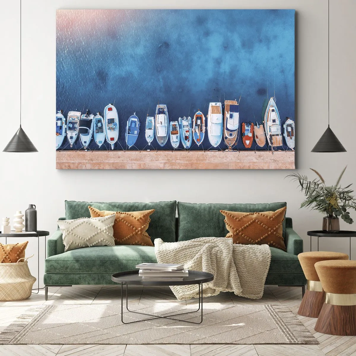 Lærredstryk - Billede på lærred - Både fortøjet ved kysten mod det blå vand - 70x50cm - I én række - Moderne vægdekoration til stue og soveværelse ARTTOR
