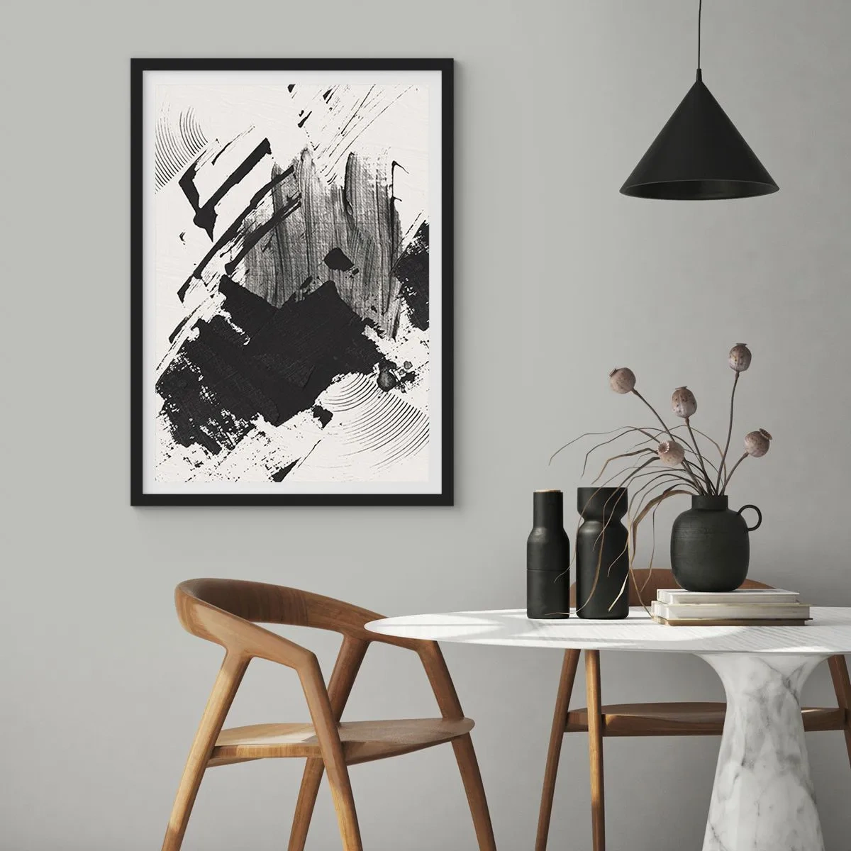 Plakat i sort ramme - Abstrakte sorte og hvide penselstrøg - 50x70cm - Abstraktion - det sortes udtryk - Moderne vægdekoration til stue og soveværelse ARTTOR