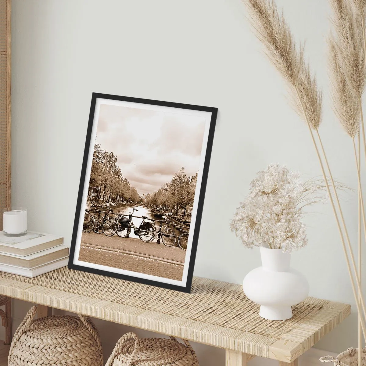 Plakat i sort ramme - Sepia-tonede cykler ved kanalen - 50x70cm - Hollandsk atmosfære - Moderne vægdekoration til stue og soveværelse ARTTOR