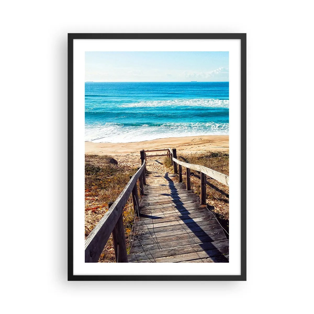 Plakat i sort ramme - Træsti, der fører til stranden med havudsigt - 50x70cm - Løb! - Moderne vægdekoration til stue og soveværelse ARTTOR