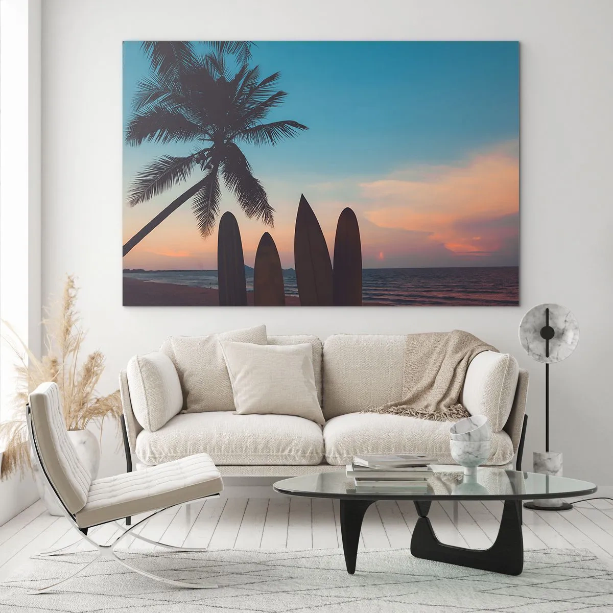 Billede på glas - Palmetræ og surfbrætter på stranden ved solnedgang - 70x50cm - I morgen bliver også sjovt - Moderne vægdekoration til stue og soveværelse ARTTOR