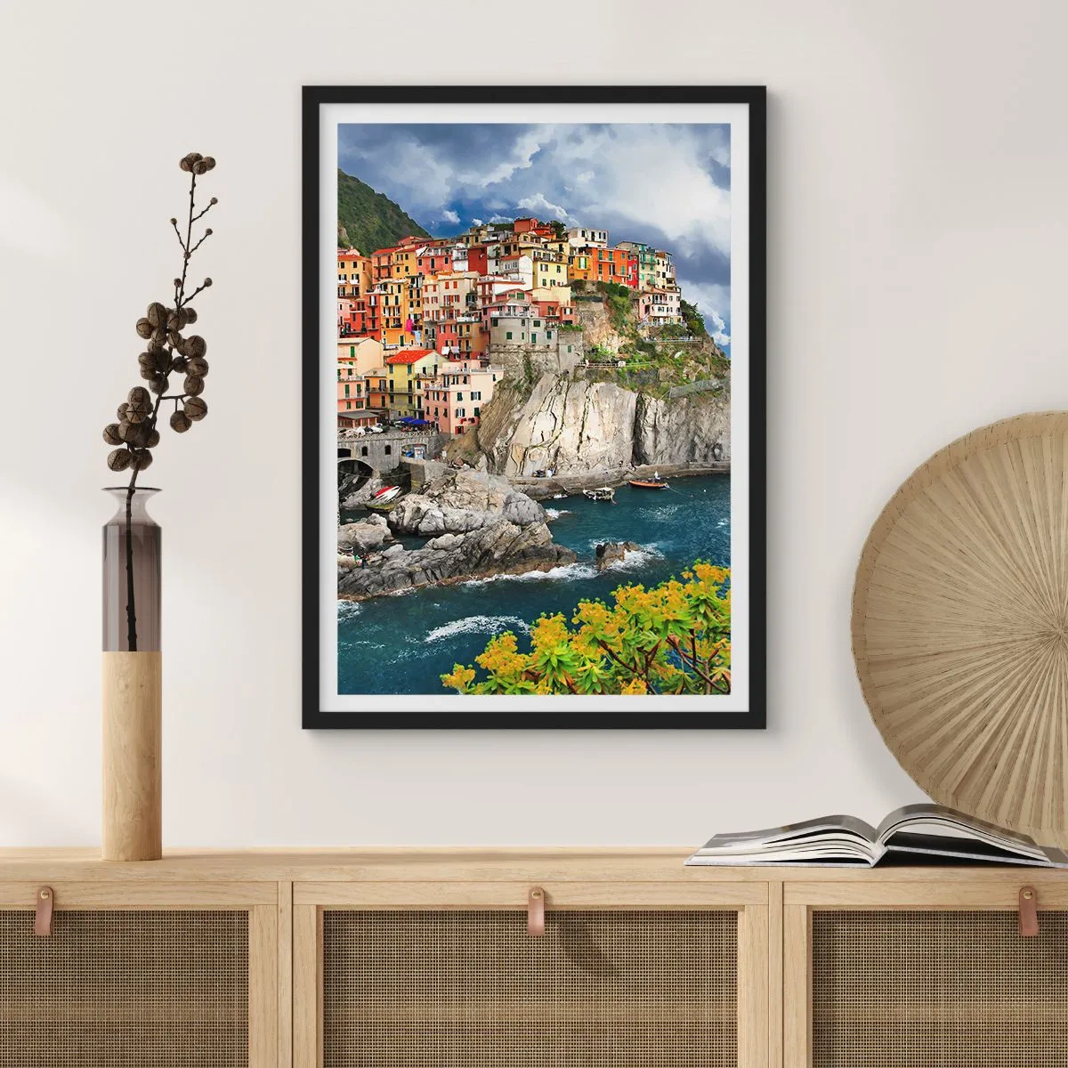 Plakat i sort ramme - Farverige huse på klipperne ved havet i en malerisk by - 50x70cm - En klynge klæber sig til klipperne - Moderne vægdekoration til stue og soveværelse ARTTOR