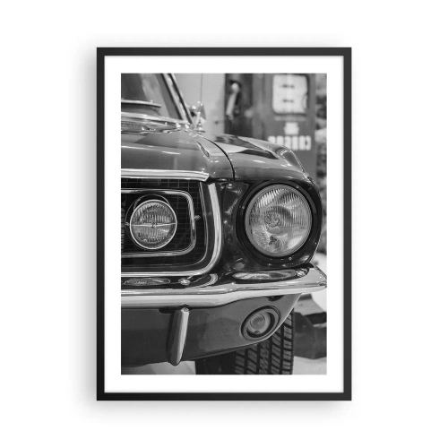 Plakat i sort ramme - Sort-hvid nærbillede af fronten af en klassisk bil - 50x70cm - Hård kørsel - Moderne vægdekoration til stue og soveværelse ARTTOR
