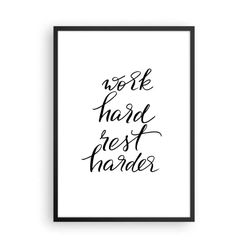 Plakat i sort ramme - Motiverende indskrift 'Arbejd hårdt, hvil hårdere' på en hvid baggrund - 50x70cm - Balance i livet - Moderne vægdekoration til stue og soveværelse ARTTOR