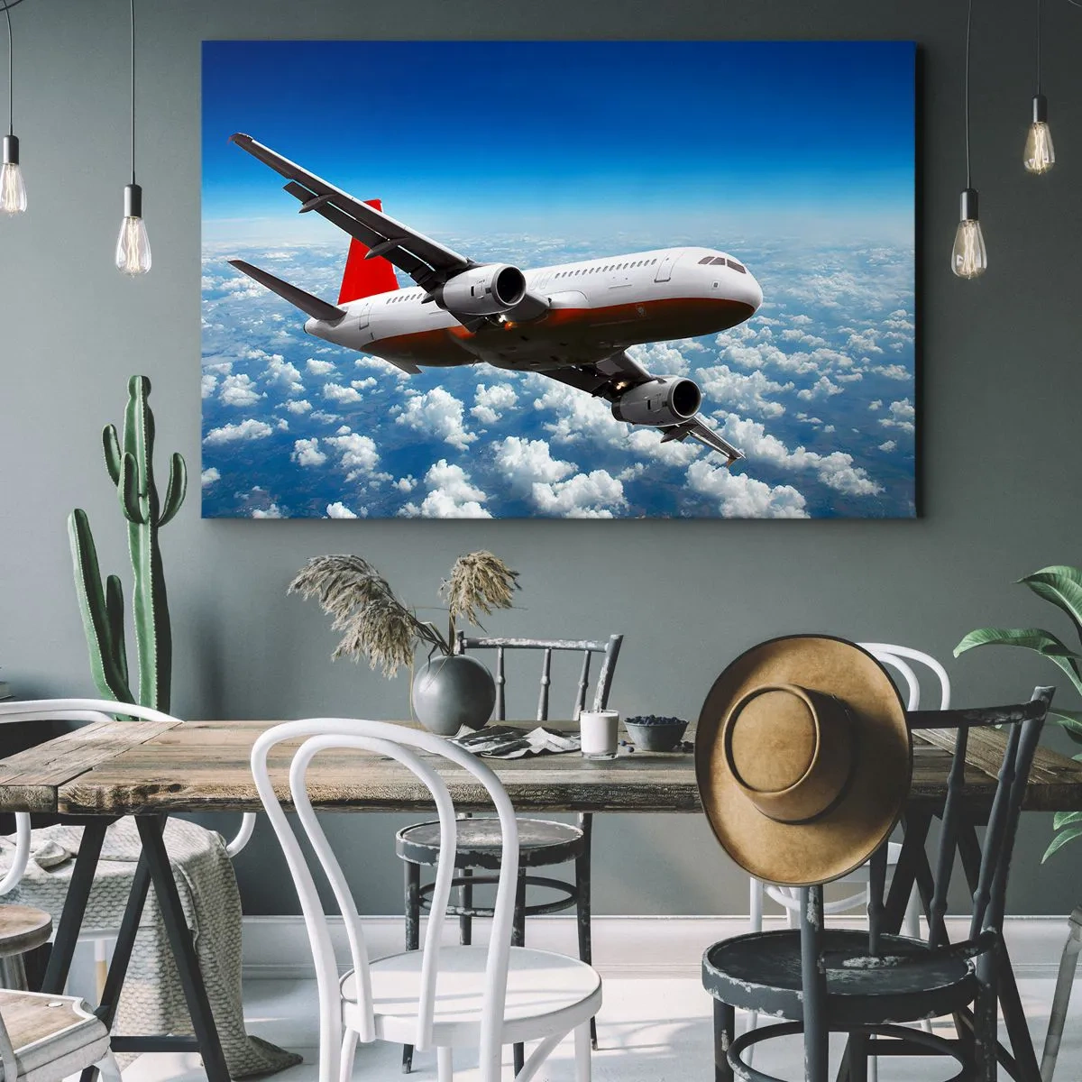 Lærredstryk - Billede på lærred - Et passagerfly, der flyver over skyerne mod en blå himmel. - 70x50cm - Kom væk fra det hele - Moderne vægdekoration til stue og soveværelse ARTTOR
