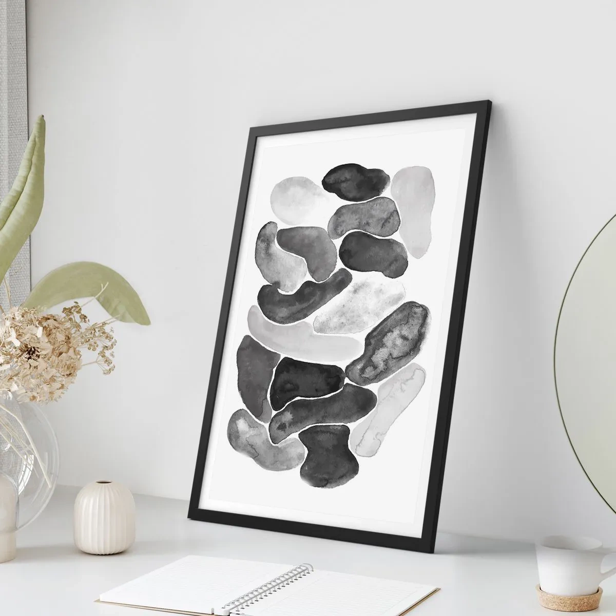 Plakat i sort ramme - Abstrakte former i nuancer af sort, grå og hvid - 50x70cm - Stenet abstraktion - Moderne vægdekoration til stue og soveværelse ARTTOR