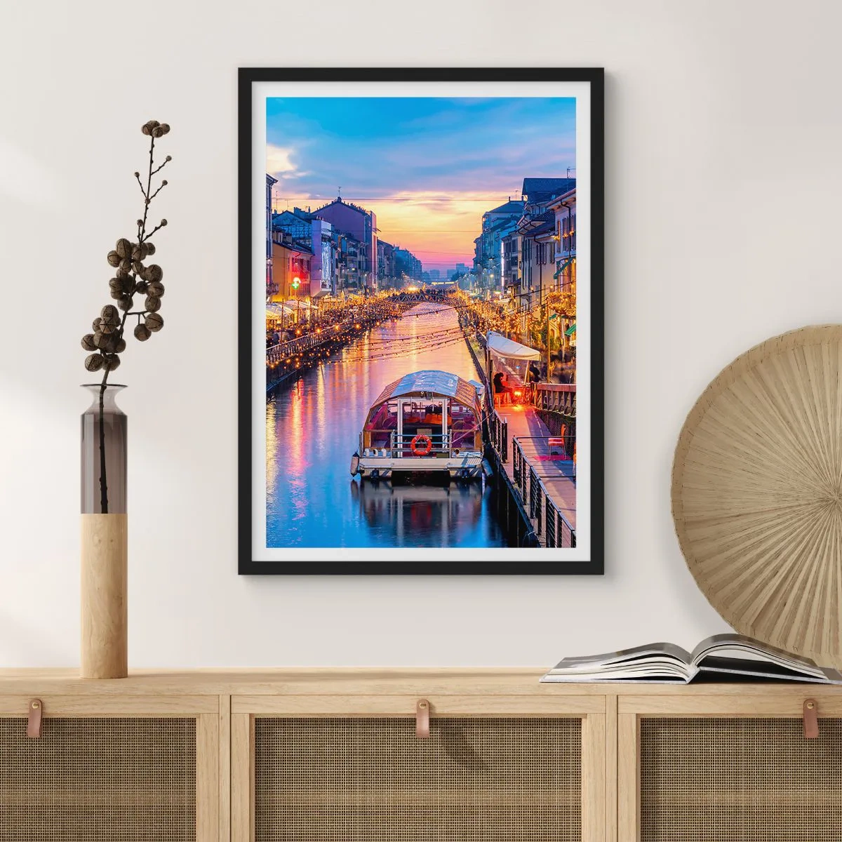 Plakat i sort ramme - Kanal med båd og aftenbelysning i en pastelfarvet solnedgang - 50x70cm - En aften med lys og sjov - Moderne vægdekoration til stue og soveværelse ARTTOR