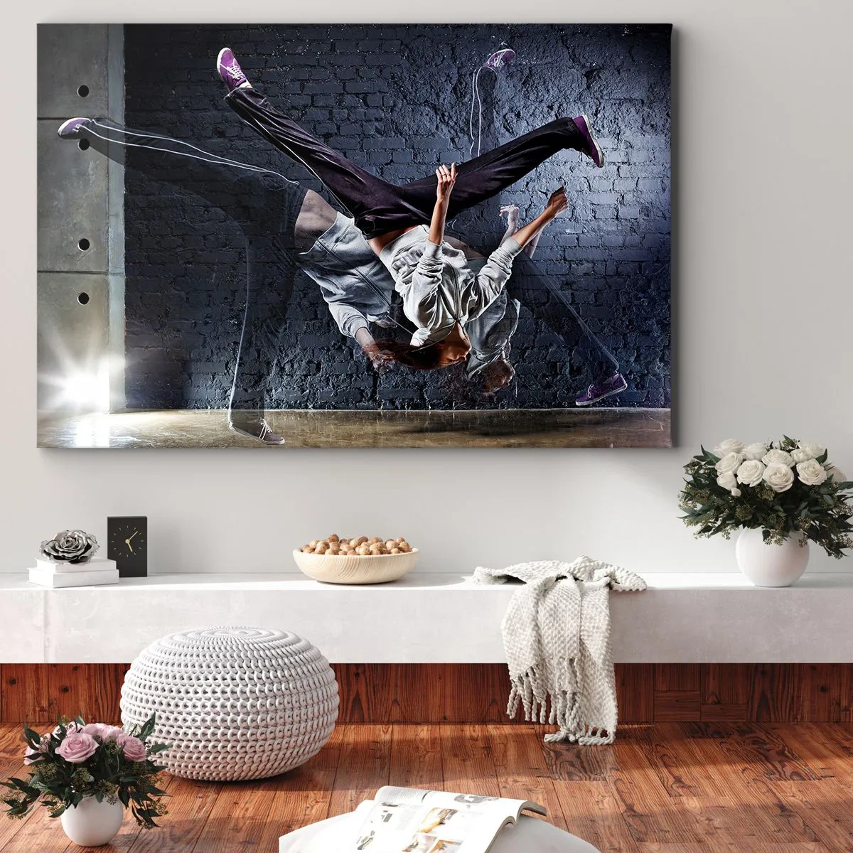 Lærredstryk - Billede på lærred - En danser i et dynamisk spring mod en murstensvæg - 70x50cm - Gadestjerne - Moderne vægdekoration til stue og soveværelse ARTTOR