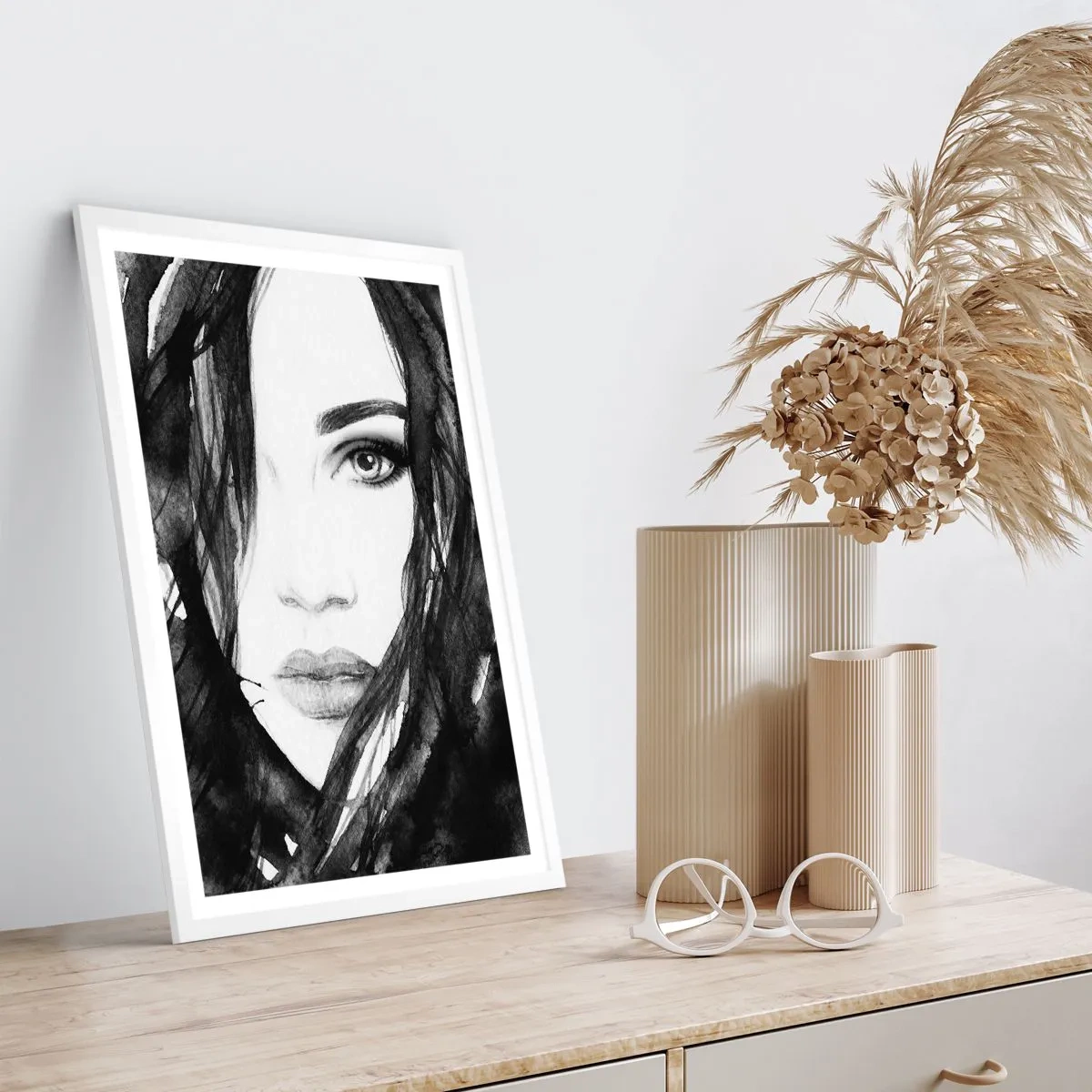 Plakat i hvid ramme - Portræt af en dame i sort og hvidt - 30x40 cm