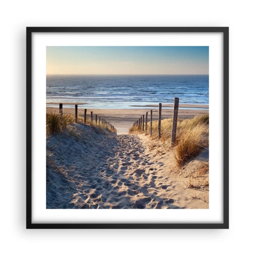 Plakat i sort ramme - Havet brummer, fuglene synger, en vild strand midt i græsset.... - 50x50 cm
