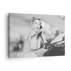 Lærredstryk - Billede på lærred - En kvinde taler i telefon ved en skrivemaskine - 70x50cm - Hej, vi er i 1950'erne. - Moderne vægdekoration til stue og soveværelse ARTTOR