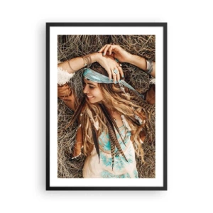 Plakat i sort ramme - En kvinde i boho-stil med dreadlocks og ornamenter mod en baggrund af tørt græs. - 50x70cm - På vej til kærlighedens sommer - Moderne vægdekoration til stue og soveværelse ARTTOR