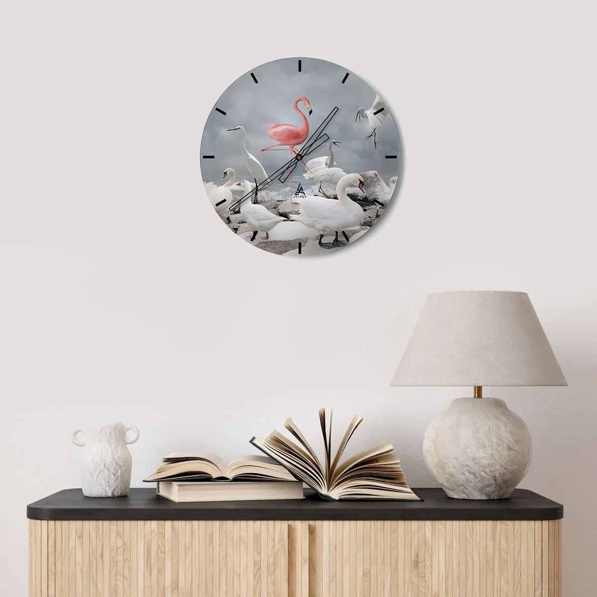 Vægur, Uret - En lyserød flamingo blandt hvide svaner og hejrer over vandet - 30x30cm - Hvor kommer jeg fra? - Moderne vægdekoration til stue, køkken og soveværelse ARTTOR
