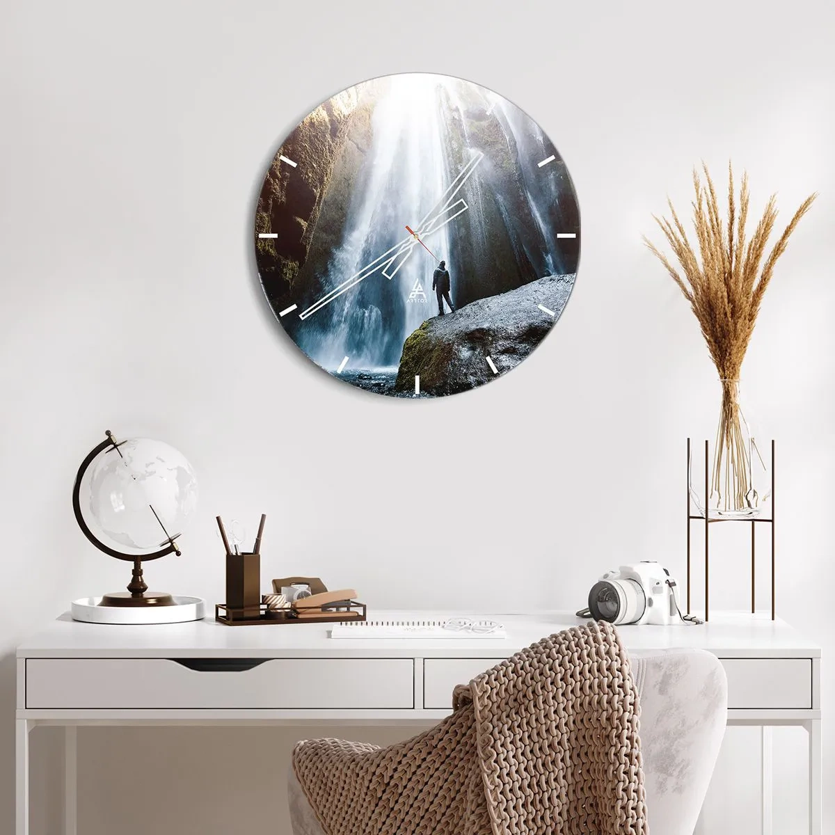 Vægur, Uret - En figur stående ved foden af et vandfald i sollyset - 30x30cm - Genskabelse af proportioner - Moderne vægdekoration til stue, køkken og soveværelse ARTTOR