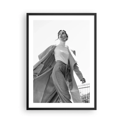 Plakat i sort ramme - En stilfuld kvinde i en lang frakke går fremad med selvtillid - 50x70cm - Kommer du med mig? - Moderne vægdekoration til stue og soveværelse ARTTOR