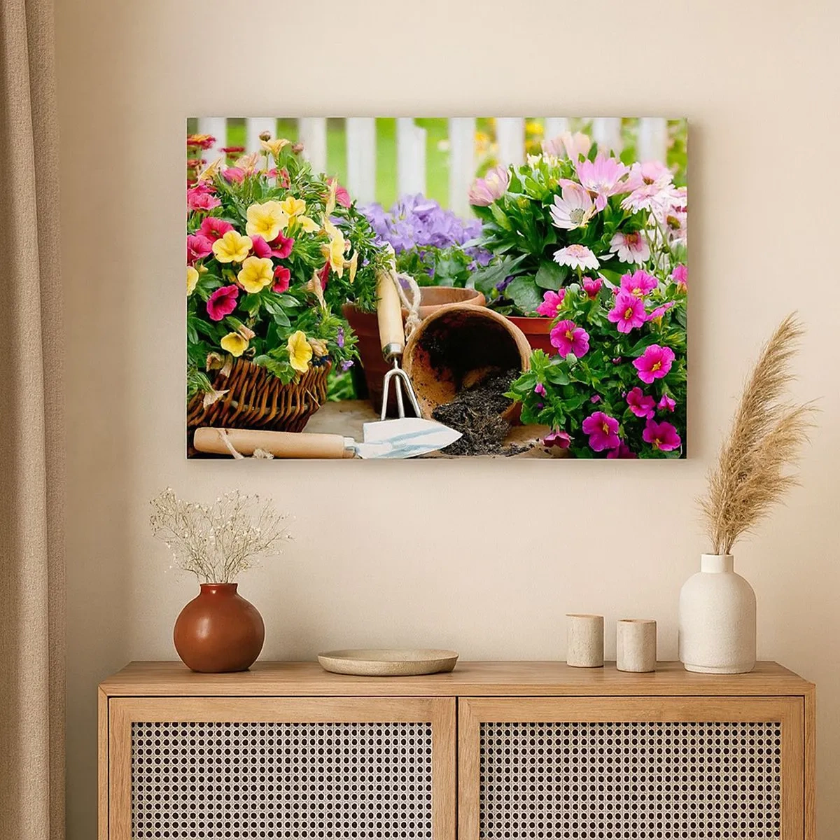 Lærredstryk - Billede på lærred - Farverige blomster i potter med haveredskaber på bordet - 70x50cm - Zosias have - Moderne vægdekoration til stue og soveværelse ARTTOR
