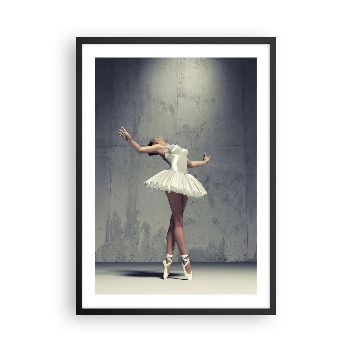 Plakat i sort ramme - En ballerina i en hvid kjole mod en baggrund af en rå betonvæg. - 50x70cm - Let som en fugl - Moderne vægdekoration til stue og soveværelse ARTTOR