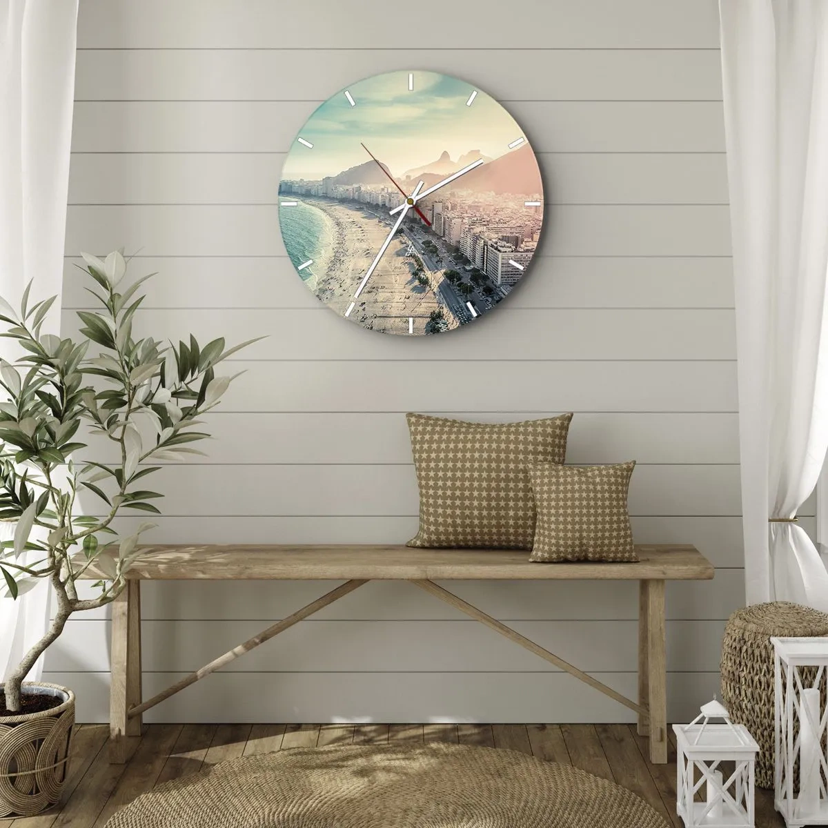 Vægur, Uret - Panorama over stranden og byen ved solnedgang - 30x30cm - Evig ferie i Rio - Moderne vægdekoration til stue, køkken og soveværelse ARTTOR