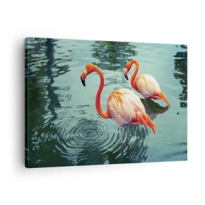 Lærredstryk - Billede på lærred - To flamingoer i det rolige vand, der afspejler deres omgivelser - 70x50cm - Vi er nu på mode - Moderne vægdekoration til stue og soveværelse ARTTOR