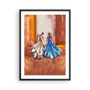 Plakat i sort ramme - To kvinder i kjoler mod en gylden baggrund af et interiør - 50x70cm - Den taknemmelige duo - Moderne vægdekoration til stue og soveværelse ARTTOR