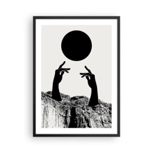 Plakat i sort ramme - Symbolske hænder rækker ud efter en sort bold mod en baggrund af klipper - 50x70cm - Surrealistisk komposition: solen og resten - Moderne vægdekoration til stue og soveværelse ARTTOR
