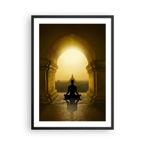 Plakat i sort ramme - En figur, der mediterer i en tempelbue mod den opgående sols baggrund - 50x70cm - Fuldkommen harmoni - Moderne vægdekoration til stue og soveværelse ARTTOR