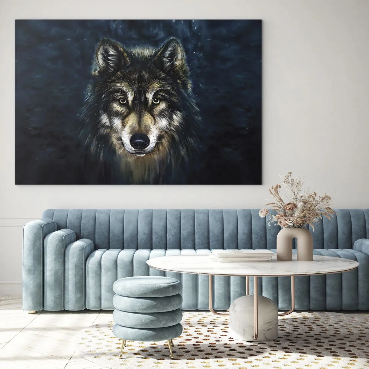 Billede på glas - En ulv mod en mørk skovbaggrund i realistisk stil. - 70x50cm - Alfa? Og omega - Moderne vægdekoration til stue og soveværelse ARTTOR