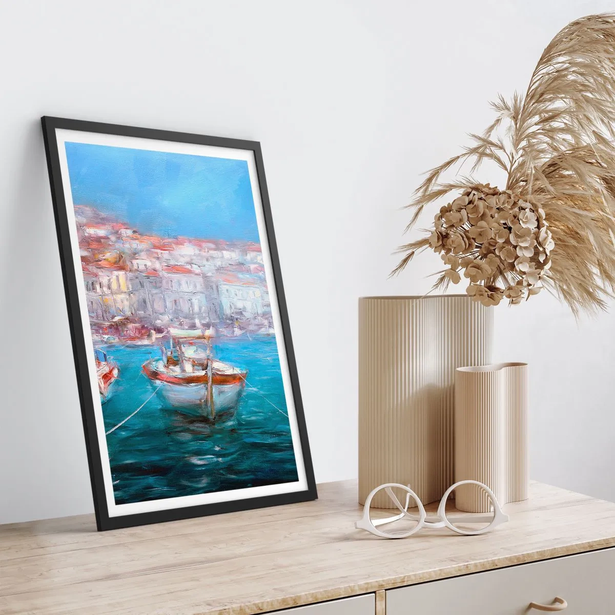 Plakat i sort ramme - En båd i havnen med udsigt over byen - 50x70cm - Italiensk bugt - Moderne vægdekoration til stue og soveværelse ARTTOR
