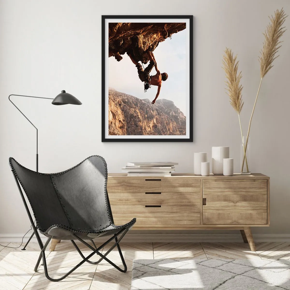 Plakat i sort ramme - Klatring i solskin - 50x70cm - Verden skrumpede ind i en håndfuld på en klippeskrænt - Moderne vægdekoration til stue og soveværelse ARTTOR