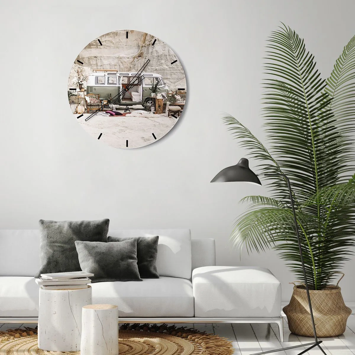 Vægur, Uret - En autocamper med dekorative elementer mod en naturlig landskabsbaggrund - 30x30cm - Tid til at starte rejsen - Moderne vægdekoration til stue, køkken og soveværelse ARTTOR