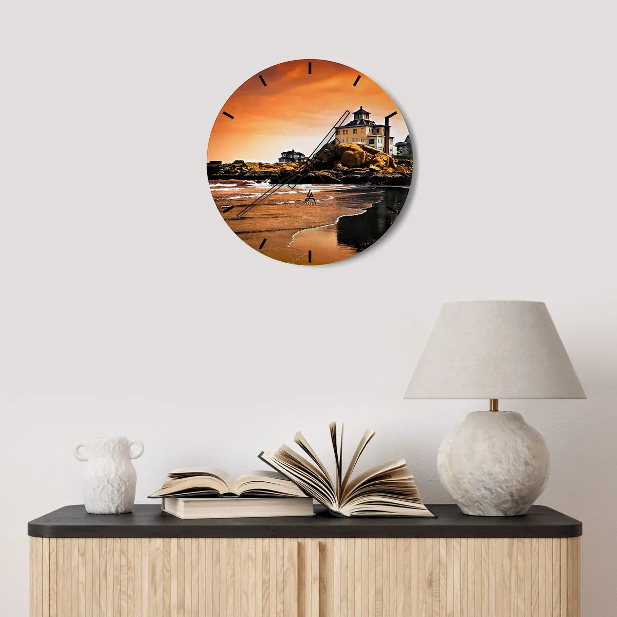 Vægur, Uret - Et hus på en klippekyst ved solnedgang - 30x30cm - Vestkystens elegance - Moderne vægdekoration til stue, køkken og soveværelse ARTTOR