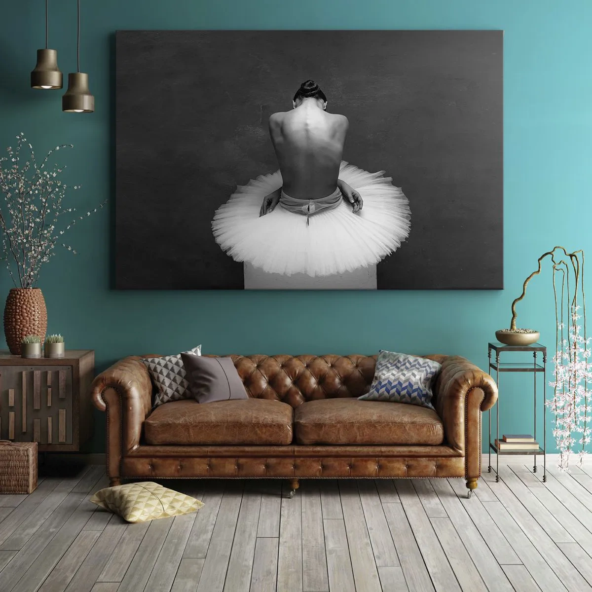 Lærredstryk - Billede på lærred - En balletdanser i en klassisk positur mod en mørk baggrund. - 70x50cm - Blomstrer nu - Moderne vægdekoration til stue og soveværelse ARTTOR