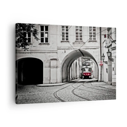 Lærredstryk - Billede på lærred - En sort-hvid sporvogn i en historisk bygade - 70x50cm - Gennem byens labyrint - Moderne vægdekoration til stue og soveværelse ARTTOR
