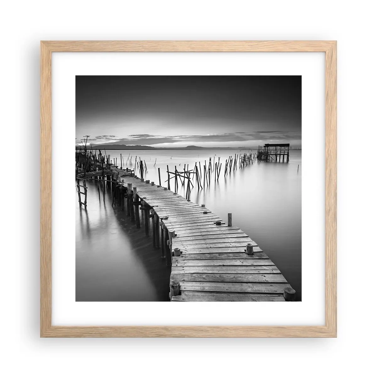 Plakat i ramme af lyst egetræ - Stilheden fra en glemt kyst - 40x40 cm