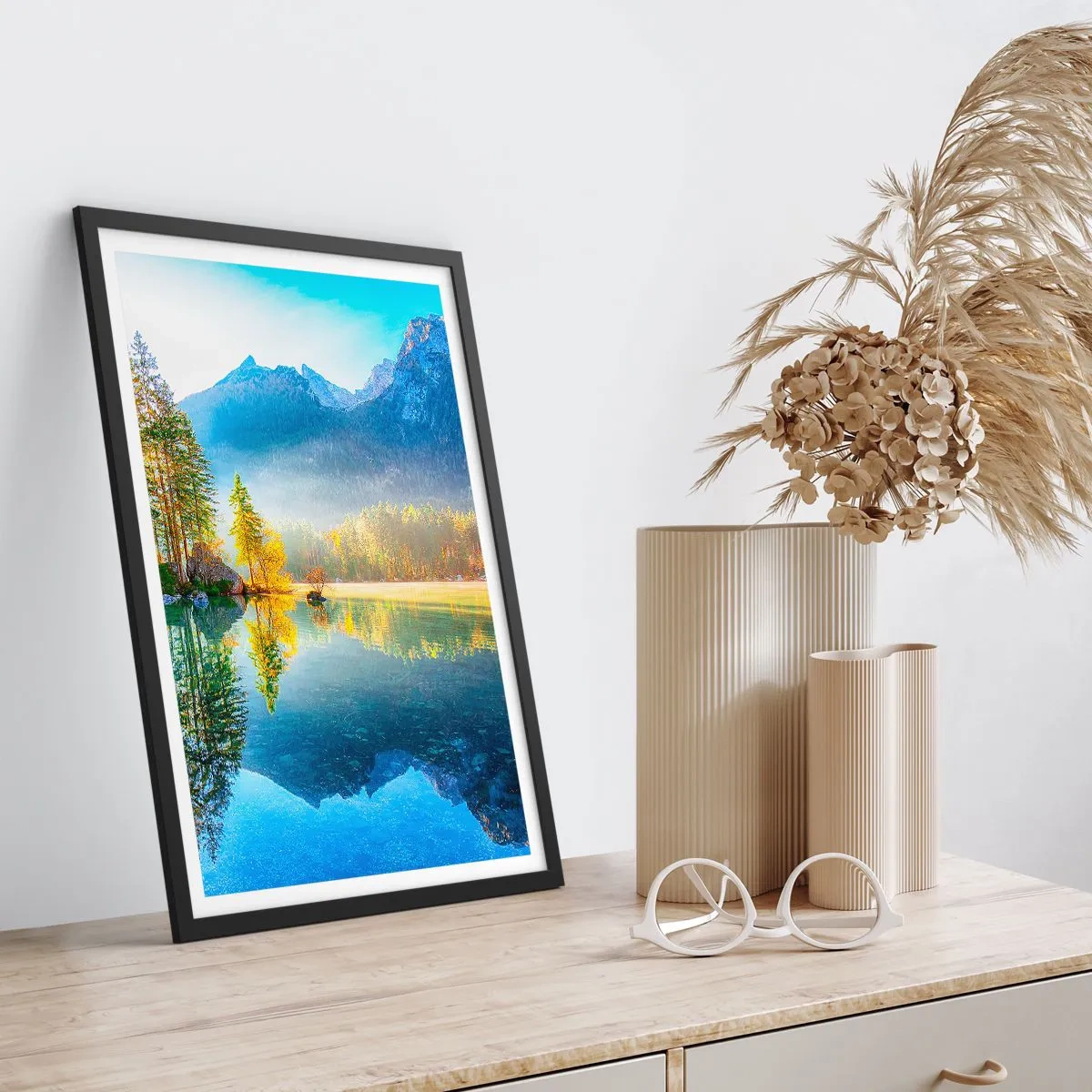 Plakat i sort ramme - En bjergsø omgivet af skov og tinder spejlet i vandet - 50x70cm - Majestæt og sødme - Moderne vægdekoration til stue og soveværelse ARTTOR
